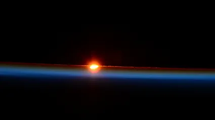 Partielle Finsternis bei Sonnenaufgang aus Sicht der ISS